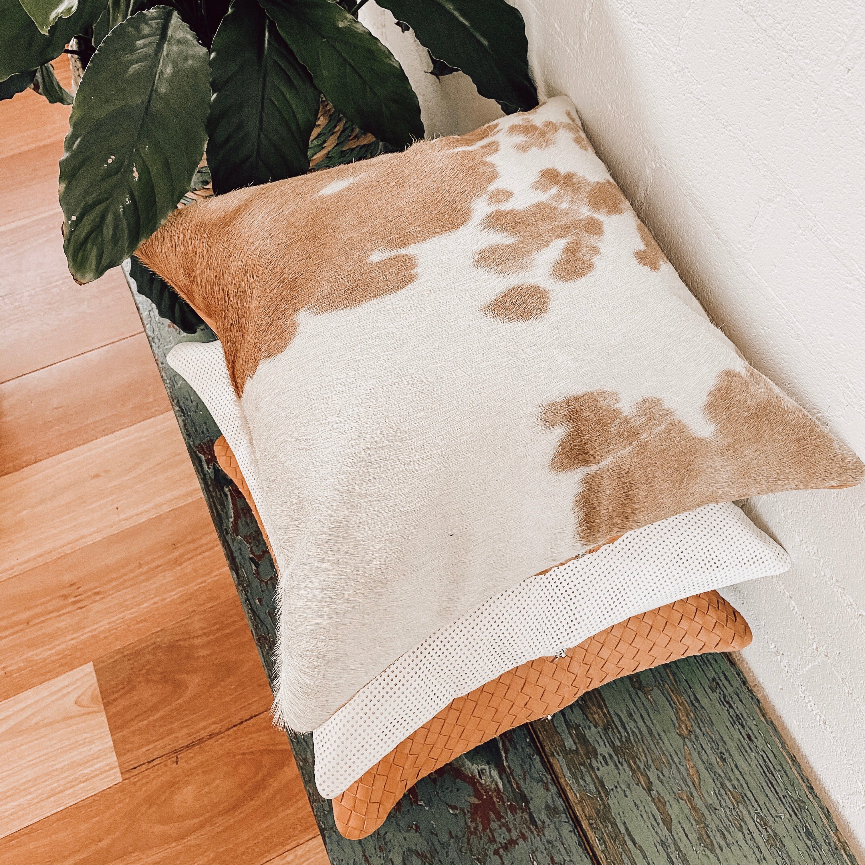 cushion tan + white leather + cowhide